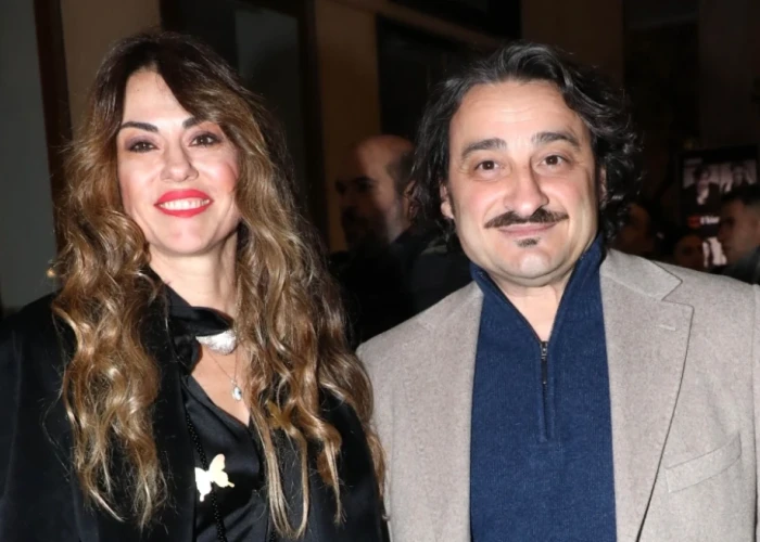 Ο Βασίλης Χαραλαμπόπουλος ανακοίνωσε στον τηλεοπτικό αέρα τον χωρισμό από τη σύζυγό του: Με τη Λίνα δεν είμαστε πια μαζί εδώ και ένα διάστημα