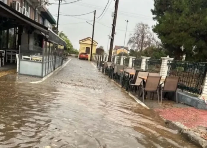 Κακοκαιρία στον Βόλο: Προβλήματα από την ισχυρή μπόρα – Δρόμοι μετατράπηκαν σε ποτάμια