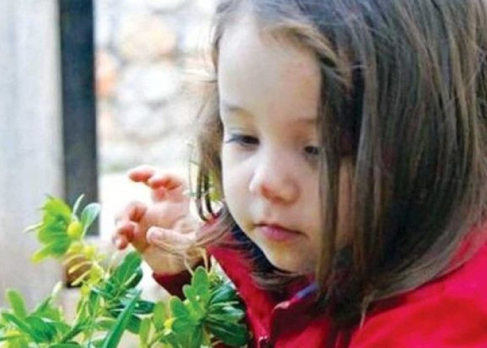 Συγκλoνίζει το γράμμα της μητέρας της 4χρονης Μελίνας: «Όταν σε κατέβασαν στο χώμα, άφησα να πάρεις μαζί σου την μισή μου καρδιά»