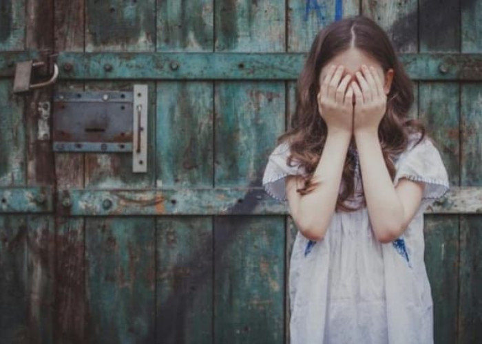 Νηπιαγωγός στη Χαλκίδα έβγαλε στο κρύο 4χρονη για να την ηρεμήσει – Σοκαριστικό βίντεο