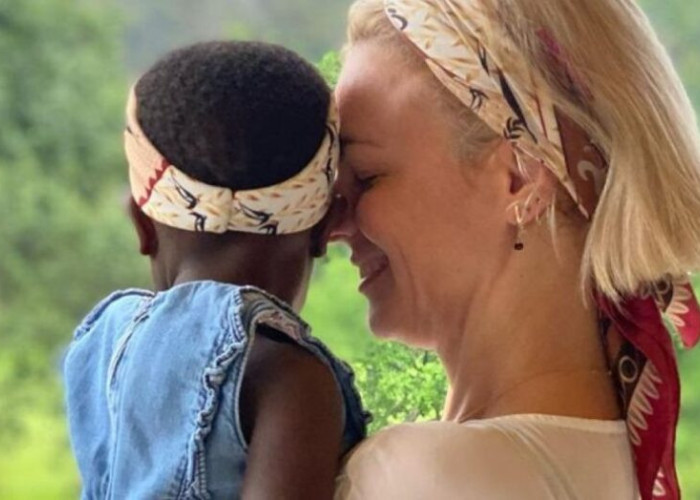 Χριστίνα Κοντοβά: Ένα χρόνο στην Ουγκάντα για να υιοθετήσει τη μικρή Ειντα – Φωτογραφία