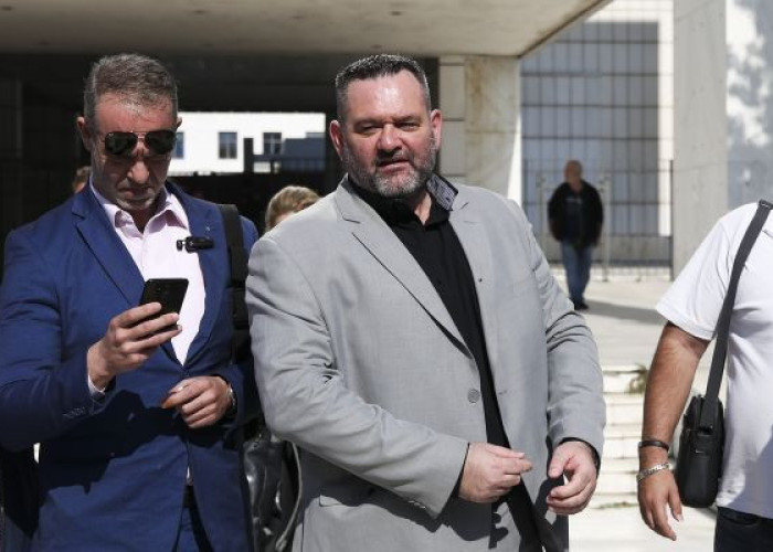 Γιάννης Λαγός: Στα χέρια των αξιωματικών της ΕΛ.ΑΣ ο χρυσαυγίτης ευρωβουλευτής