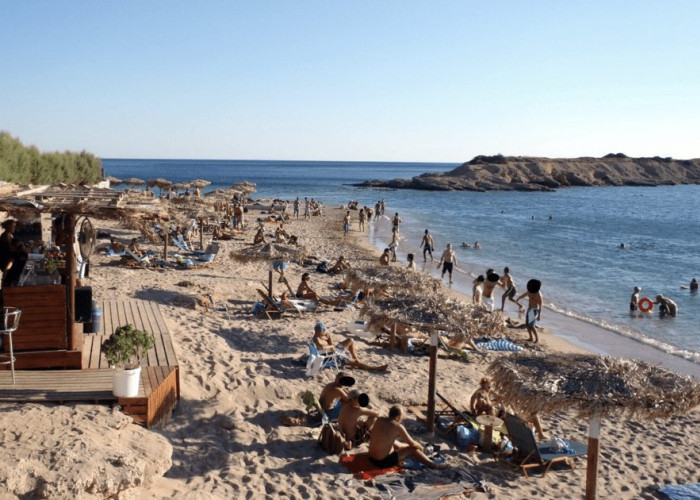 Αγία Μαρίνα: Έξι άνδρες επιτέθηκαν σε γυναίκα στην παραλία και το μετέδωσαν live- Της έσκισαν την μπλούζα