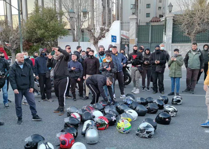 Οδηγοί ντελίβερι άπλωσαν τα κράνη τους έξω από τη Βουλή και χειροκρότησαν για τον νεκρό 23χρονο