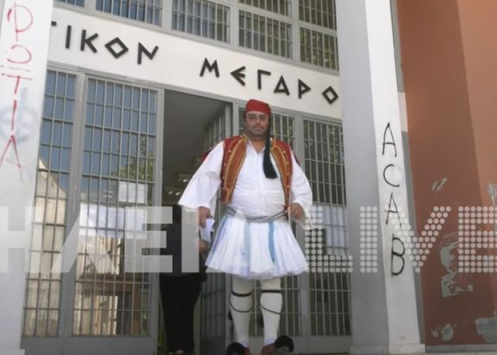 Δικαστήρια Πύργου: Πατέρας εμφανίστηκε ντυμένος τσολιάς – Γιατί τον μήνυσε ο διευθυντής του σχολείου