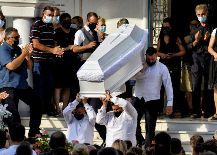 Γυναικοκτονία στη Φολέγανδρο: Με πανό «όχι άλλη Γαρυφαλλιά» το τελευταίο «αντίο» στην 26χρονη (εικόνες& βίντεο)