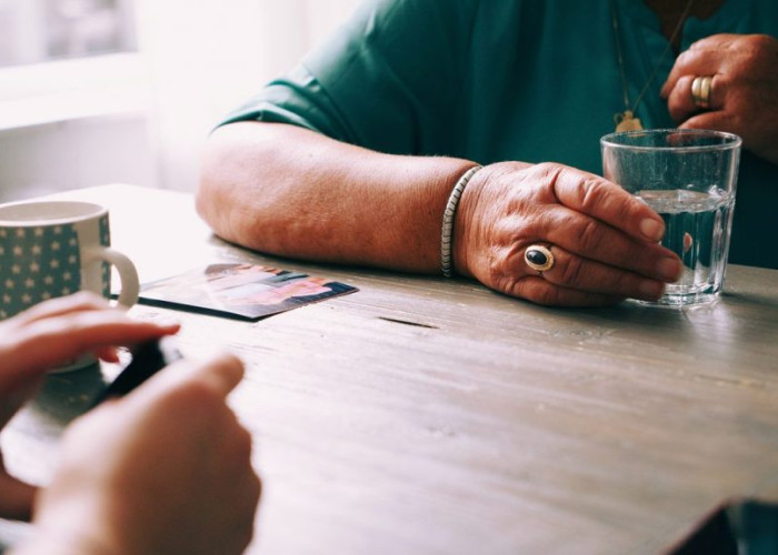 Παππούς-γιαγιά: Έτσι θέτουν το παιδί σε κίνδυνο χωρίς να το θέλουν