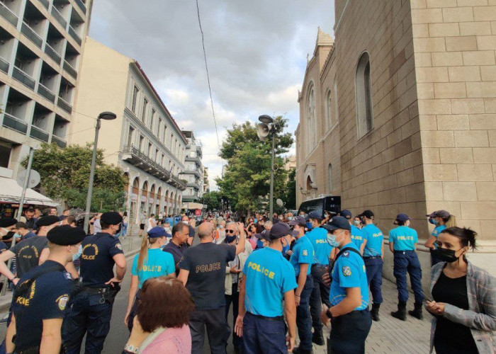 Ένταση στη Μητρόπολη στο λαϊκό προσκύνημα του Μίκη Θεοδωράκη – Τι συνέβη;