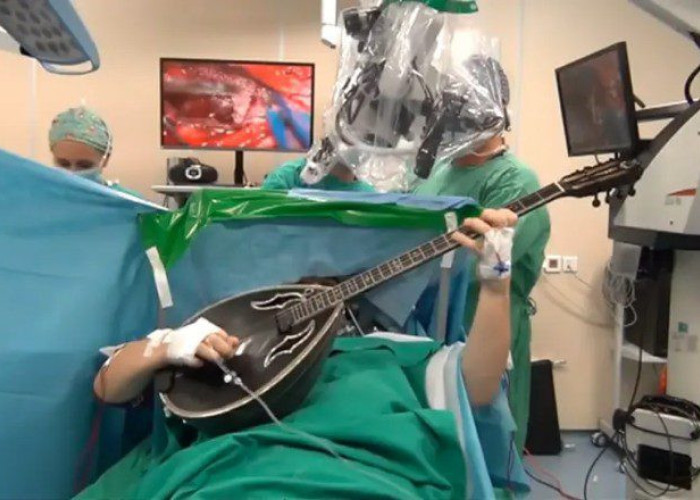 Θεσσαλονίκη – Με το μπουζούκι στο… χειρουργείο – Έπαιζε πενιές ενώ υποβάλλονταν σε επέμβαση στον εγκέφαλο