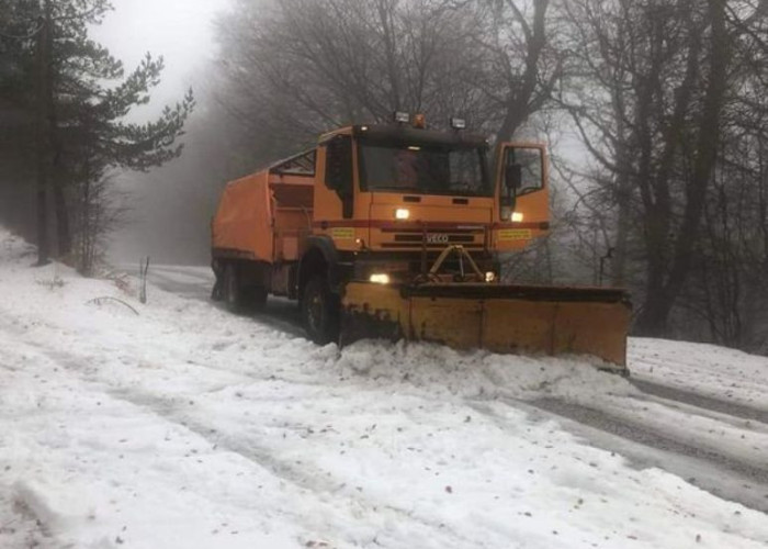 Όπου κι αν χιόνισε την Κυριακή: Καθάρισαν Περιφέρεια και Δήμοι