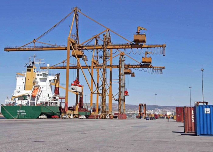 Γερανός ανύψωσης κοντέϊνερ στην  6η προβλήτα του Λιμανιού της Θεσσαλονίκης που θα γίνει η επέκταση, Πέμπτη 31 Αυγούστου 2006