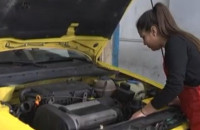 ΠΥΡΓΟΣ: Η 13ΧΡΟΝΗ ΜΗΧΑΝΙΚΟΣ ΠΟΥ ΒΑΖΕΙ ΤΑ ΓΥΑΛΙΑ ΣΕ ΑΓΟΡΙΑ ΚΑΙ ΑΝΤΡΕΣ!