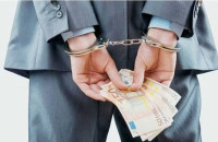 Συνελήφθη γιατρός στο Κολωνάκι για φακελάκι από καρκινοπαθή