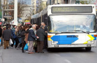 Ο ΦΟΙΤΗΤΗΣ ΠΟΥ ΑΦΗΣΕ ΤΟΥΣ ΕΠΙΒΑΤΕΣ ΜΕ ΑΝΟΙΧΤΟ ΤΟ ΣΤΟΜΑ ΣΤΟ ΛΕΩΦΟΡΕΙΟ!