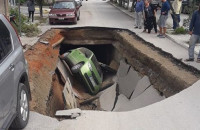 TΕΡΑΣΤΙΑ ΤΡΥΠΑ «ΚΑΤΑΠΙΕ» ΟΛΟΚΛΗΡΟ ΑΥΤΟΚΙΝΗΤΟ ΣΤΑ ΛΟΥΤΡΑ ΑΙΔΗΨΟΥ!