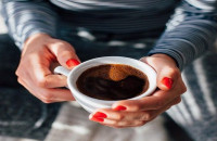 ΠΡΟΣΟΧΗ: ΚΟΨΕ ΤΟ ΓΑΛΑ ΚΑΙ ΤΗ ΖΑΧΑΡΗ ΑΠΟ ΤΟΝ ΚΑΦΕ!