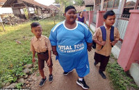 Ο ΥΠΕΡΒΑΡΟΣ 12ΧΡΟΝΟΣ ΑΠΟ ΤΗΝ ΙΝΔΟΝΗΣΙΑ ΕΧΑΣΕ 90 ΚΙΛΑ ΣΕ ΕΝΑ ΧΡΟΝΟ ΚΑΙ ΘΕΛΕΙ ΝΑ ΓΙΝΕΙ ΠΟΔΟΣΦΑΙΡΙΣΤΗΣ!