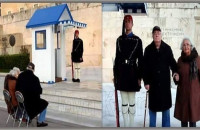 ΓΙΑΓΙΑ ΚΑΙ ΠΑΠΠΟΥΣ ΕΚΑΤΣΑΝ ΜΑΖΙ ΜΕ ΤΟΝ ΕΥΖΩΝΑ ΕΓΓΟΝΟ ΤΟΥΣ ΓΙΑ ΝΑ ΜΗΝ ΝΙΩΘΕΙ ΜΟΝΟΣ ΤΟΥ ΣΤΙΣ ΓΙΟΡΤΕΣ!