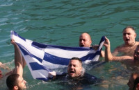 ΚΡΗΤΗ: ΒΟΥΤΗΞΑΝ ΜΕ ΤΗΝ ΕΛΛΗΝΙΚΗ ΣΗΜΑΙΑ ΓΙΑ ΝΑ ΠΙΑΣΟΥΝ ΤΟΝ ΣΤΑΥΡΟ!