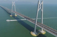 O KIΝΕΖΟΣ ΠΡΟΕΔΡΟΣ ΣΙ ΤΖΙΝΠΙΝΓΚ ΕΓΚΑΙΝΙΑΣΕ ΕΠΙΣΗΜΑ ΤΗ ΜΑΚΡΥΤΕΡΗ ΘΑΛΑΣΣΙΑ ΓΕΦΥΡΑ ΤΟΥ ΚΟΣΜΟΥ!