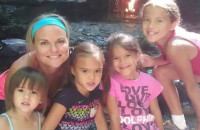 Μάνα Υιοθέτησε Τις 4 Κόρες Της Καλύτερής Της Φίλης Που Πέθανε Από Καρκίνο Και Συγκινεί