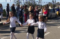 ΣΤΥΛΙΔΑ:ΣΥΓΚΙΝΗΣΕ Η ΠΑΡΕΛΑΣΗ ΤΥΦΛΗΣ ΜΑΘΗΤΡΙΑΣ – ΤΗΝ ΚΡΑΤΟΥΣΑΝ ΑΠΟ ΤΟ ΧΕΡΙ ΣΥΜΜΑΘΗΤΡΙΕΣ ΤΗΣ!