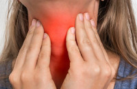 ΚΑΡΚΙΝΟΣ ΤΟΥ ΛΑΡΥΓΓΑ: 6 ΣΗΜΑΔΙΑ ΟΤΙ ΒΡΙΣΚΕΣΤΕ ΣΕ ΚΙΝΔΥΝΟ!