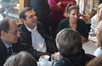 ΤΣΙΠΡΑΣ ΣΕ ΠΥΡΟΠΛΗΚΤΗ ΣΤΟ ΜΑΤΙ: ΚΑΙ ΝΑ ΕΠΑΙΡΝΕΣ ΤΑ 2.000 ΕΥΡΩ ΘΑ ΤΑ ΣΠΑΤΑΛΑΓΕΣ!