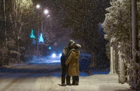 ΡΟΜΑΝΤΙΚΟΣ «ΤΗΛΕΜΑΧΟΣ»: ΖΕΥΓΑΡΙ ΦΙΛΙΕΤΑΙ ΜΕΣΑ ΣΤΑ ΧΙΟΝΙΑ ΚΑΙ ΓΙΝΕΤΑΙ VIRAL!