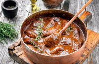 Συνταγή για μελωμένο κοκκινιστό μοσχαράκι που λιώνει στο στόμα