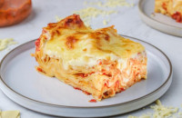 Συνταγή για λαχταριστά λαζάνια με σάλτσα ντομάτας και κρέμα τυριών