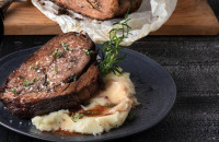 Πως να φτιάξετε ζουμερό γεμιστό μοσχαρίσιο ρολό με μανιτάρια και τυρί