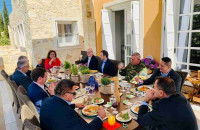 Ο Τάσος Χατζηβασιλείου με Αμερικανούς βουλευτές στα Χανιά: Κρητικό γεύμα από τη Ντόρα Μπακογιάννη