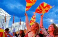 Από το VMRO-DPMNE και τα άλλα εθνικιστικά σλαβικά κόμματα: Διαδηλώσεις, μπροστά στο κτήριο της κυβέρνησης της Βόρειας Μακεδονίας