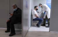 Σε δύο φάσεις ο εμβολιασμός για την μετάλλαξη Όμικρον – Έρχεται νέο πρωτόκολλο για το άνοιγμα των σχολείων