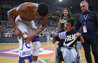 Γιάννης Αντετοκούνμπο: Σταμάτησε και έδωσε τη φανέλα του σε παιδί σε αμαξίδιο