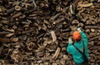 Μοιράζουν ξύλα στην Τοπική Κοινότητα Ροδόπολης