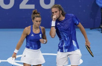 Τσιτσιπάς – Σάκκαρη: Το στοίχημα που έβαλαν και η δωρεά 10.000 δολαρίων για την Ουκρανία