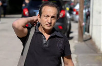 Σπύρος Μπιμπίλας: Καταπέλτης κατά του Πέτρου Φιλιππίδη – «Πολλές κοπέλες εξαφανίστηκαν από το θέατρο»