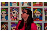 27χρονη με σύνδρομο Down στη Θεσσαλονίκη μετέτρεψε την πολυκατοικία της σε γκαλερί τέχνης