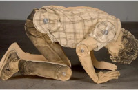 Άντρας να υπάρχει στο σπίτι κι ας είναι και ξύλινος…