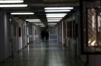 Αποφυλακίζεται με δικαστική απόφαση 33χρονος οροθετικός: Δεκτό το αίτημα διακοπής της ποινής για λόγους υγείας.