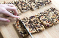 Υγιεινή διατροφή: Συνταγή για 12 γλυκές μπάρες από γκρανόλα