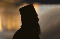 Πανικός στη Σαλαμίνα: Ιερέας σε αμόκ χτύπησε και κλείδωσε πιστούς μέσα σε εκκλησία