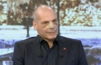 Πρώτη εμφάνιση Βαρουφάκη με σημάδια του ξυλοδαρμού – «Νιώθω φυλακισμένος με αστυνομικούς»