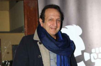 Σπύρος Μπιμπίλας: Με φουστανέλα και σημαιάκι εύχεται «χρόνια πολλά» για την 25η Μαρτίου