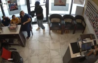 Ληστής για κλάματα στην Ατλάντα των ΗΠΑ – Πελάτες τον αγνοούν και φεύγει με άδεια χέρια!