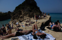 Kαιρός: Μίνι καύσωνας αλλά και βροχές σήμερα