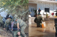 Εύγε, παλικάρια: Πεζοναύτης ξαπλώνει στις λάσπες για να περάσουν πάνω του ηλικιωμένοι πλημμυροπαθείς