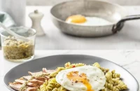 Βίδες με πέστο, απάκι και τηγανητό αυγό